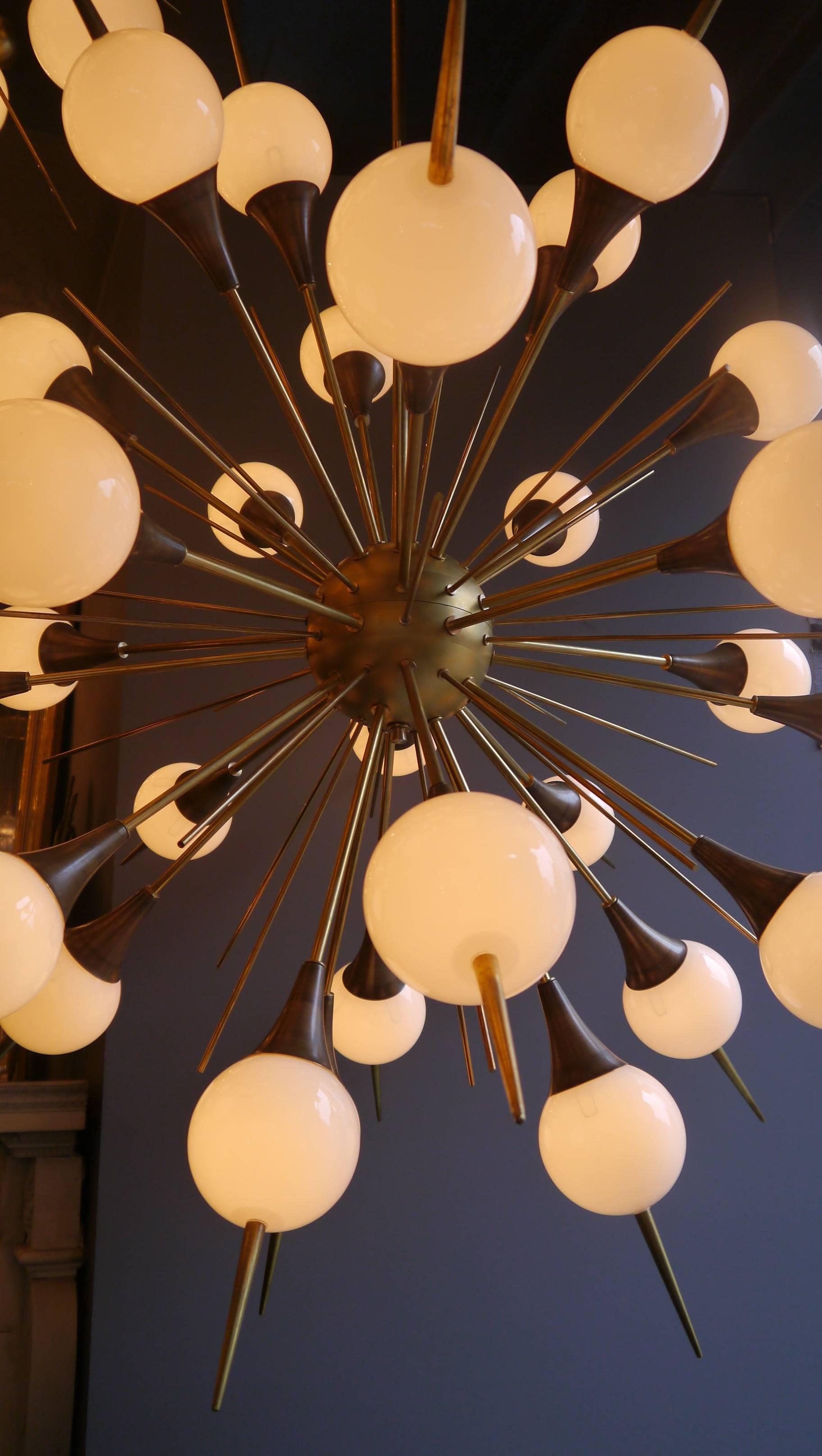 Modern Murano Glass and Brass sputnik Chandelier In Excellent Condition For Sale In London, GB