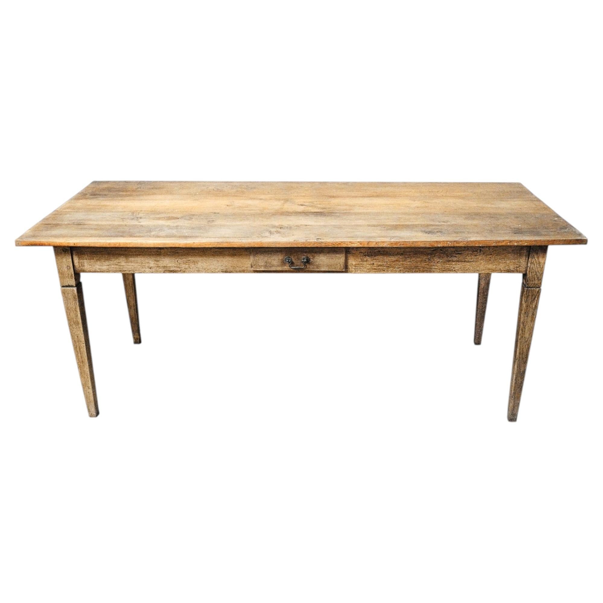 Mesa de comedor de una casa de campo de estilo provincial francés del siglo XIX con patas cónicas