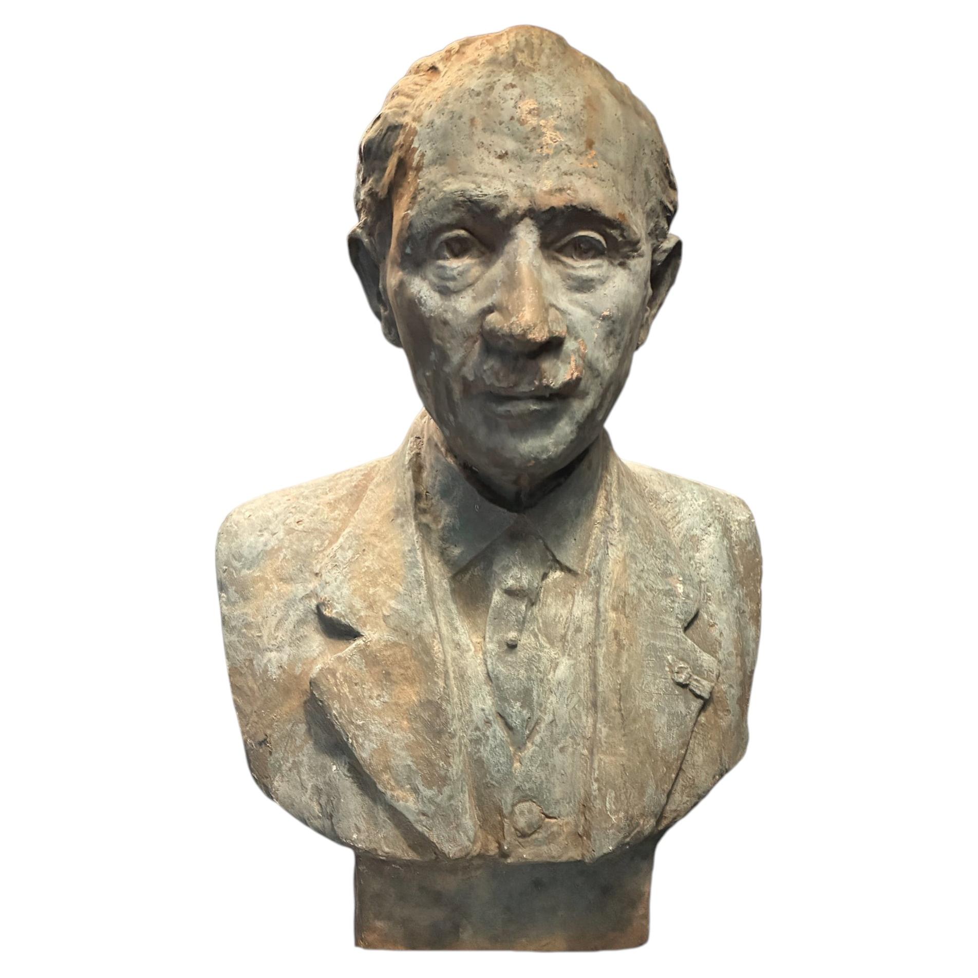 Busto espressivo in bronzo di un gentiluomo, in stile Mid-Century, con patina verde