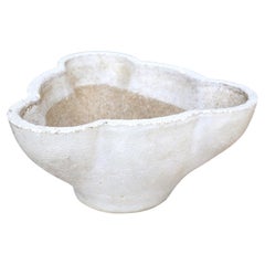 Vaso da fiori in pietra colata o fibrocemento, color bianco sporco, a forma di trifoglio, in stile Mid-Century