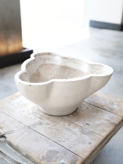 Vaso da fiori in pietra colata o fibrocemento, color bianco sporco, a forma di trifoglio, in stile Mid-Century