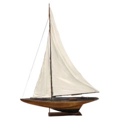 Modellino vintage di yacht da laghetto in legno realizzato a mano su supporto personalizzato, stile metà secolo, GRANDE