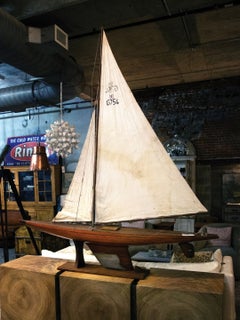 Modellino vintage di yacht da laghetto in legno realizzato a mano su supporto personalizzato, stile metà secolo, GRANDE