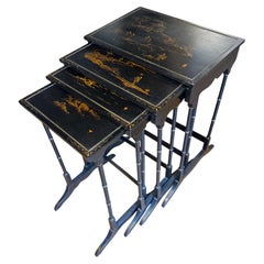 Juego de 4 mesitas encajables de estilo chinoiserie en negro y dorado, hacia 1950