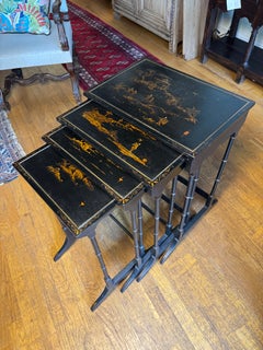 Juego de 4 mesitas encajables de estilo chinoiserie en negro y dorado, hacia 1950