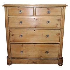 Commode victorienne anglaise en pin, avec pieds boules et grand tiroir du bas.
