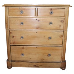 Commode victorienne anglaise en pin, avec pieds boules et grand tiroir du bas.