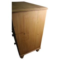 Commode victorienne anglaise en pin, avec des pieds boules et sa CLÉ d'origine !