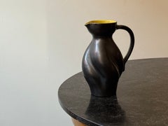 Fernand Elchinger, brocca scultorea in ceramica nera e gialla, Francia, anni ’50
