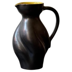 Fernand Elchinger, brocca scultorea in ceramica nera e gialla, Francia, anni ’50