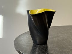 Vaso in ceramica di forma libera in stile modernista nero e giallo di Elchinger, Francia, 1950