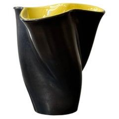Vaso in ceramica di forma libera in stile modernista nero e giallo di Elchinger, Francia, 1950
