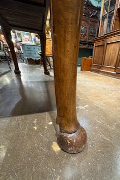 Table italienne du XVIIIe siècle en noyer, en forme de sabot de cheval