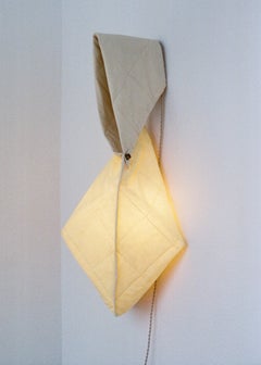 QUILT Sling, lampada da parete trapuntata di White Dirt