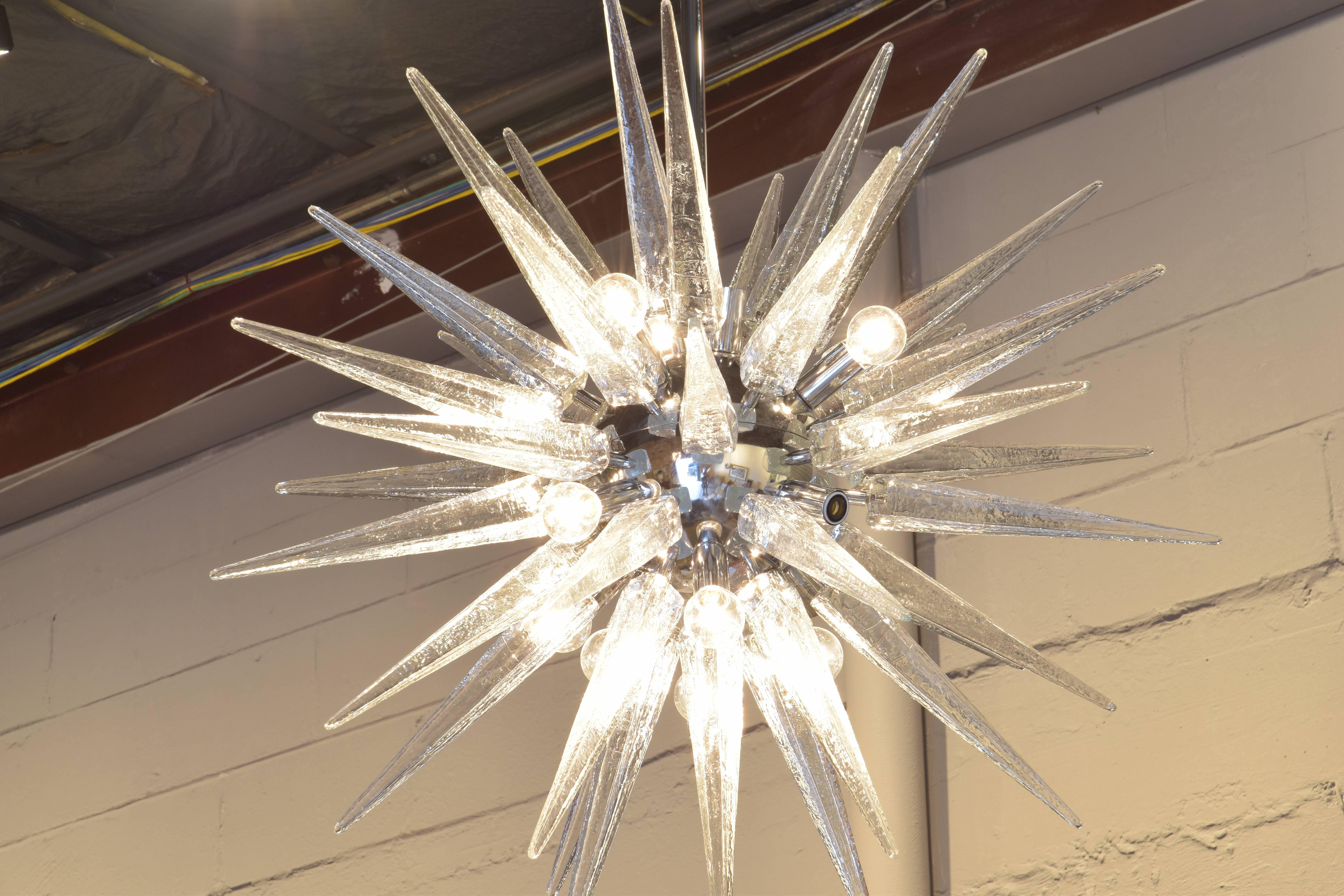 Striking and modern sputnik chandelier with glass spike and a chrome centre. Measuring
overall orb is 36