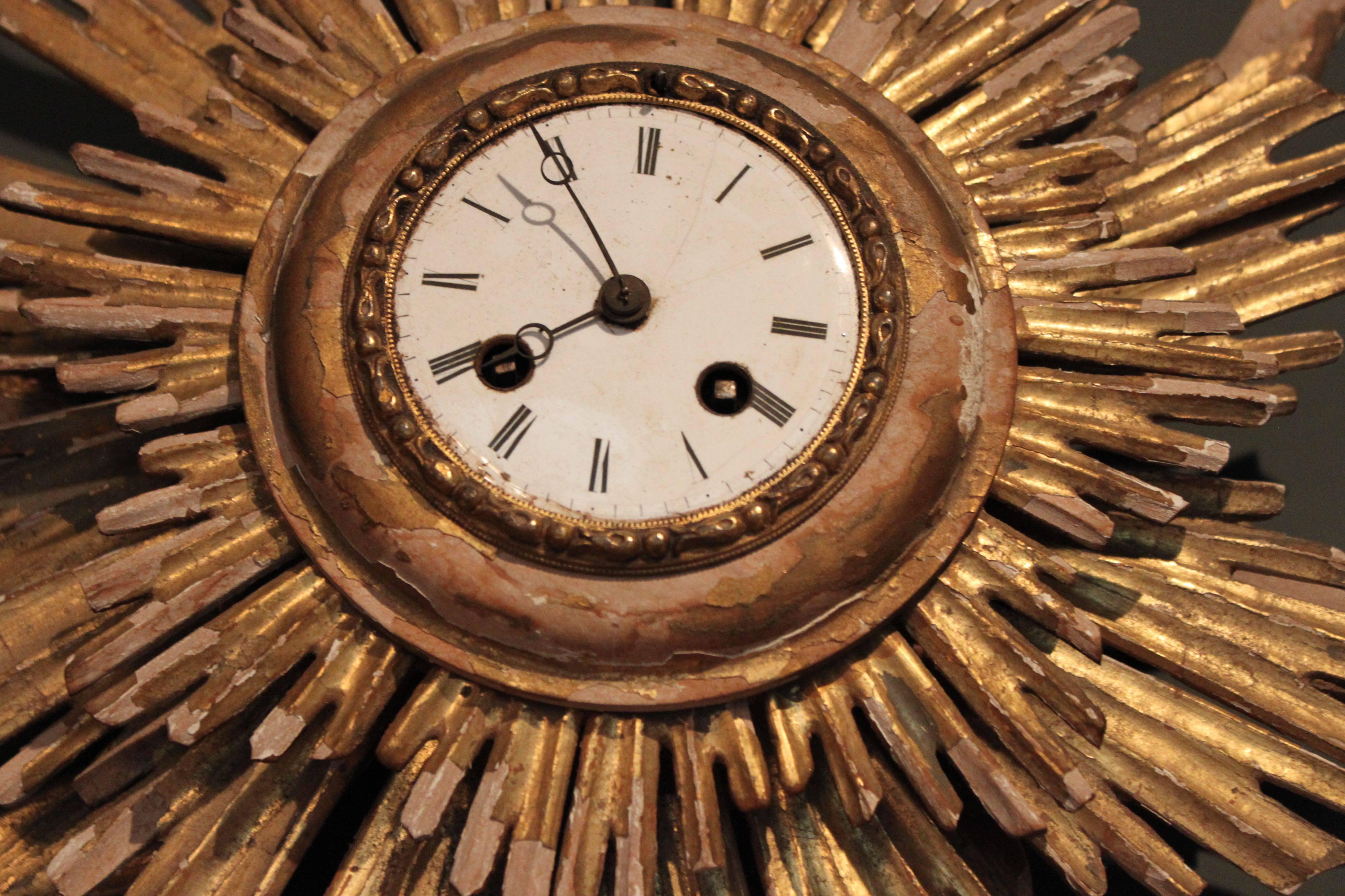 Late 18th or Early 19th Century Giltwood French Sunburst Clock In Distressed Condition For Sale In San Antonio, TX