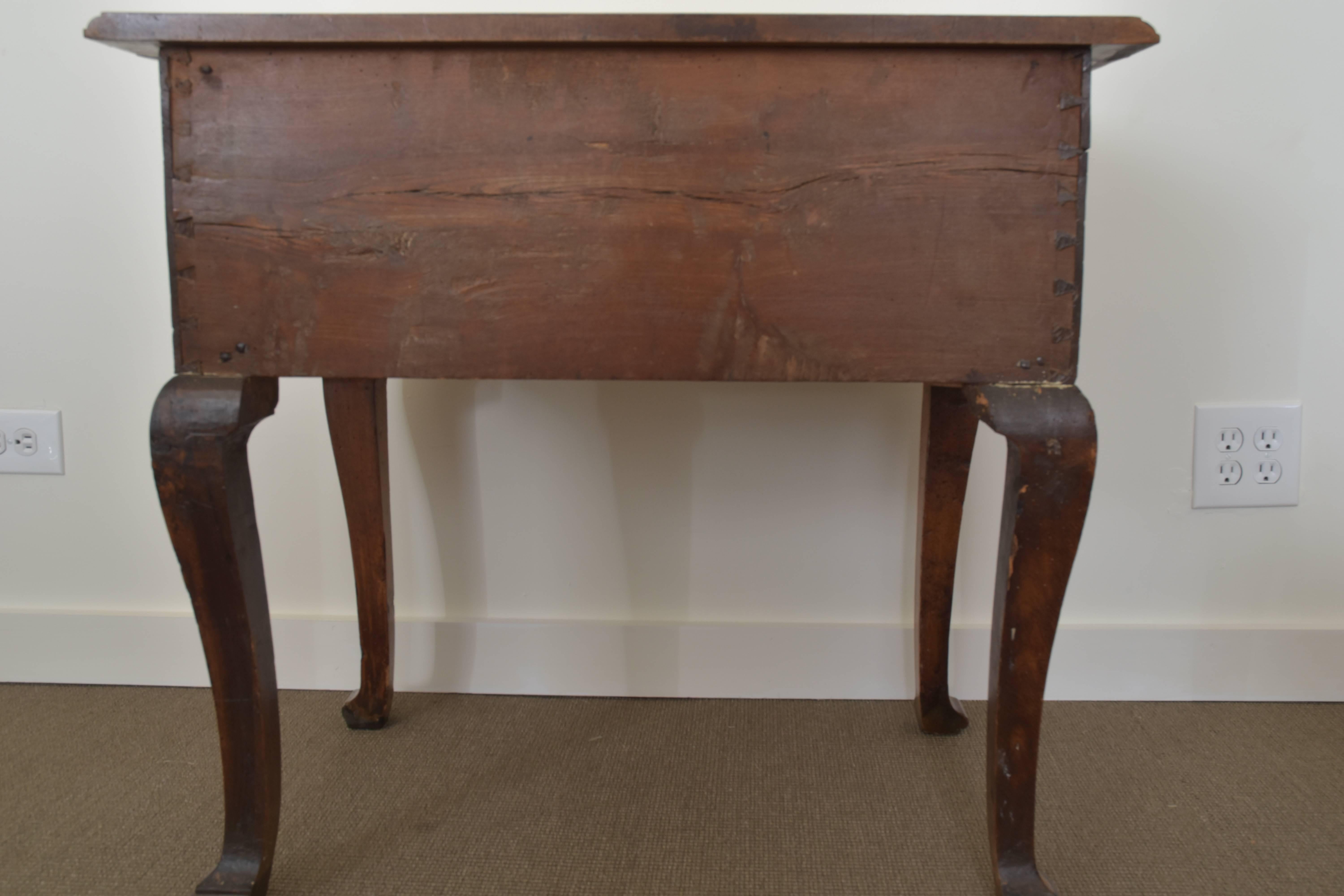 Queen Anne Period Lowboy, Late 18th Century In Excellent Condition For Sale In San Antonio, TX