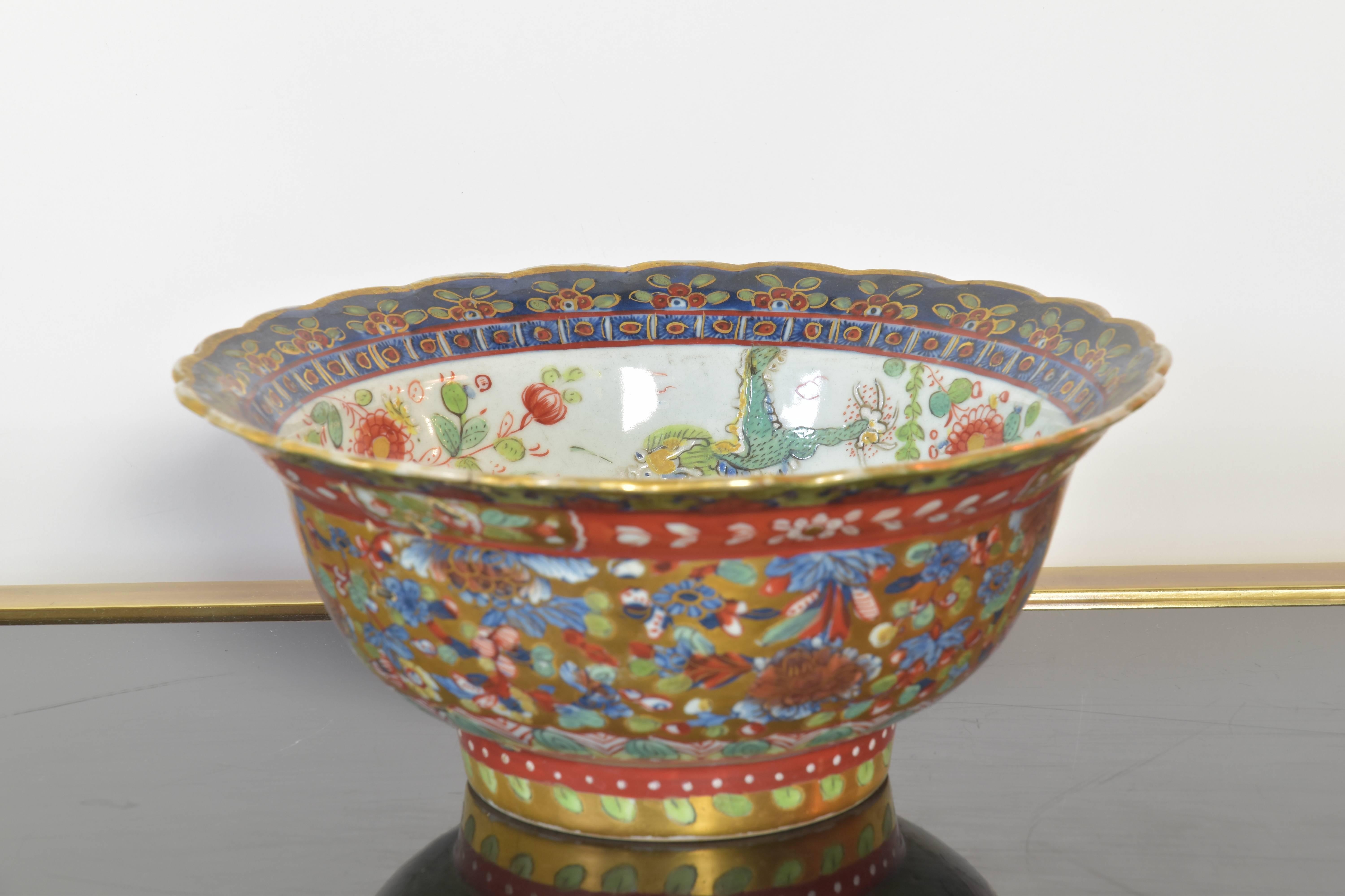 Eine erstaunliche chinesische Porzellanschale, handbedruckt mit Drachen und floralen Ornamenten, die auf einem schönen geschnitzten Holzsockel ruht. Das Stück hat eine Heftklammerreparatur, die um die Mitte des 18. Das genaue Alter des Stücks ist