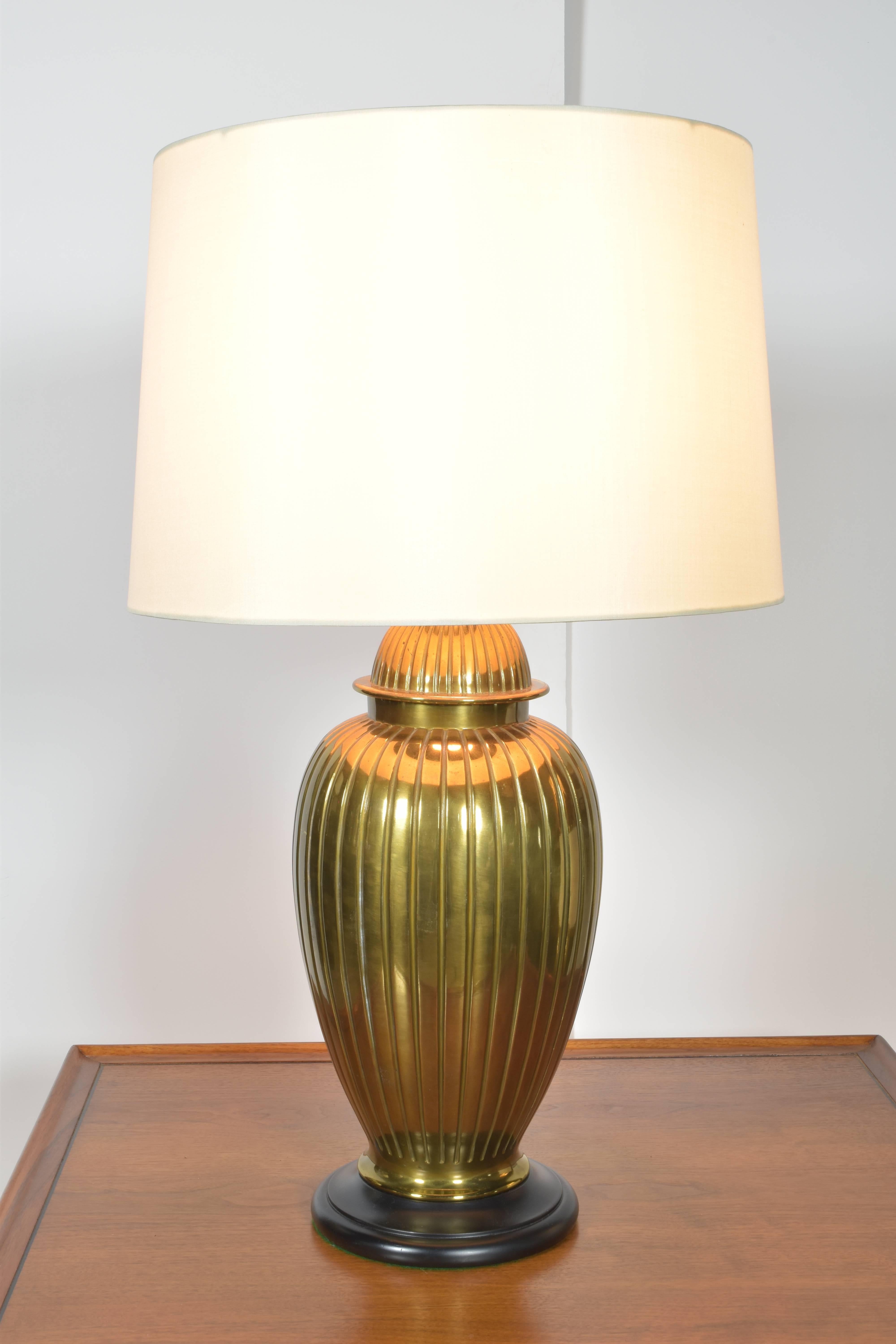 Pair of Brass Urn Form Lamps In Excellent Condition For Sale In San Antonio, TX