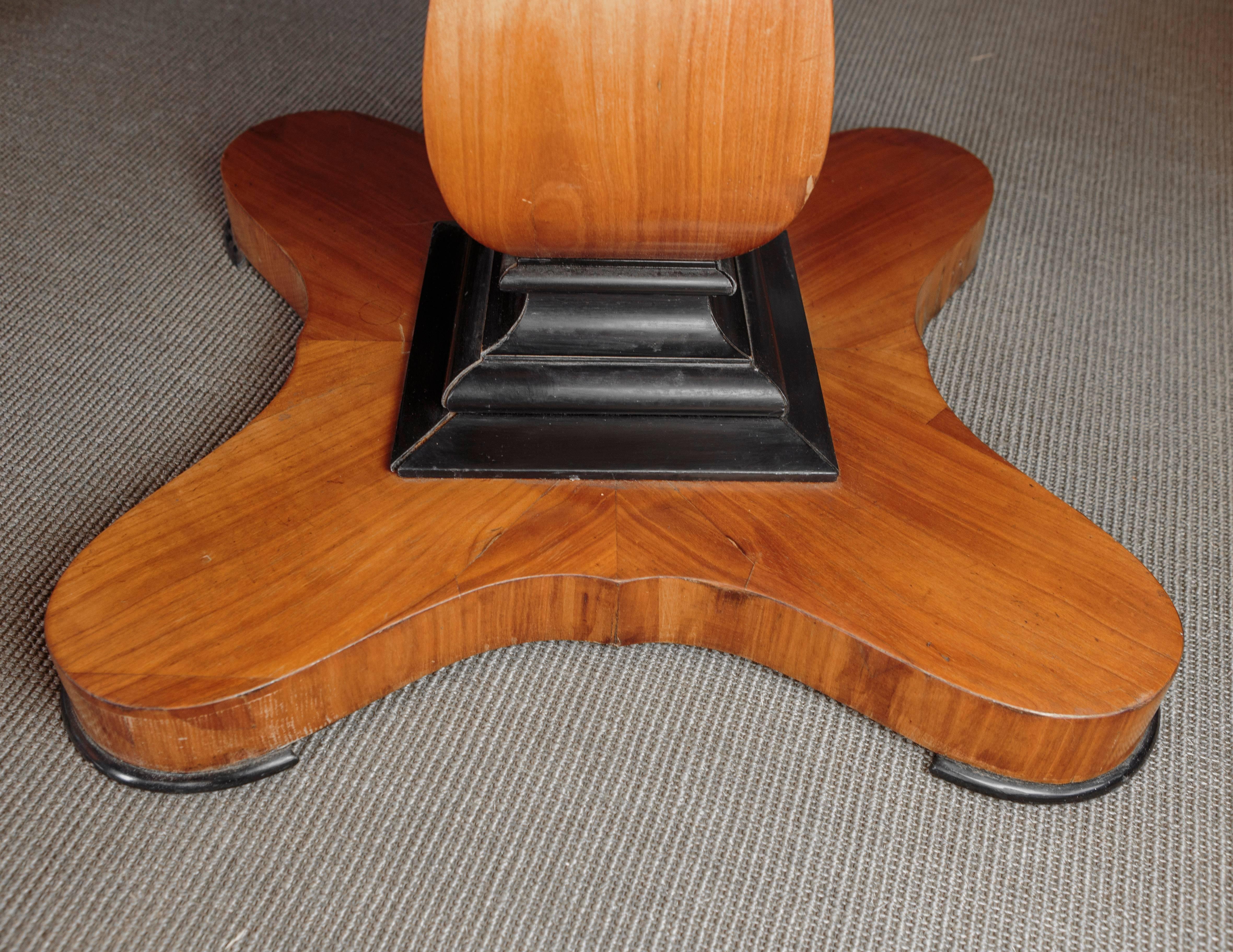 19th Century Biedermeier Pedestal Table or Center Table  In Good Condition For Sale In San Antonio, TX