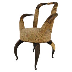 Fauteuil rare du XIXe siècle, très orné, de style « cornes de taureau » (1870)