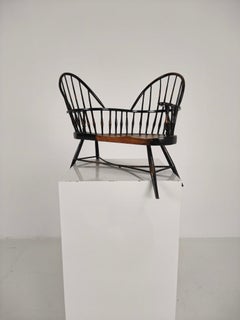 Charming Early 20th Century Decorative Windsor Tête-à-Tête Loveseat – Scale Mode