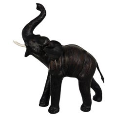 Scultura vintage in pelle raffigurante un elefante – Metà del XX secolo