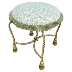 Asiento/banco contemporáneo con diseño de trenzado de cuerda en color dorado, en tejido «Pergolesi» de Fortuny
