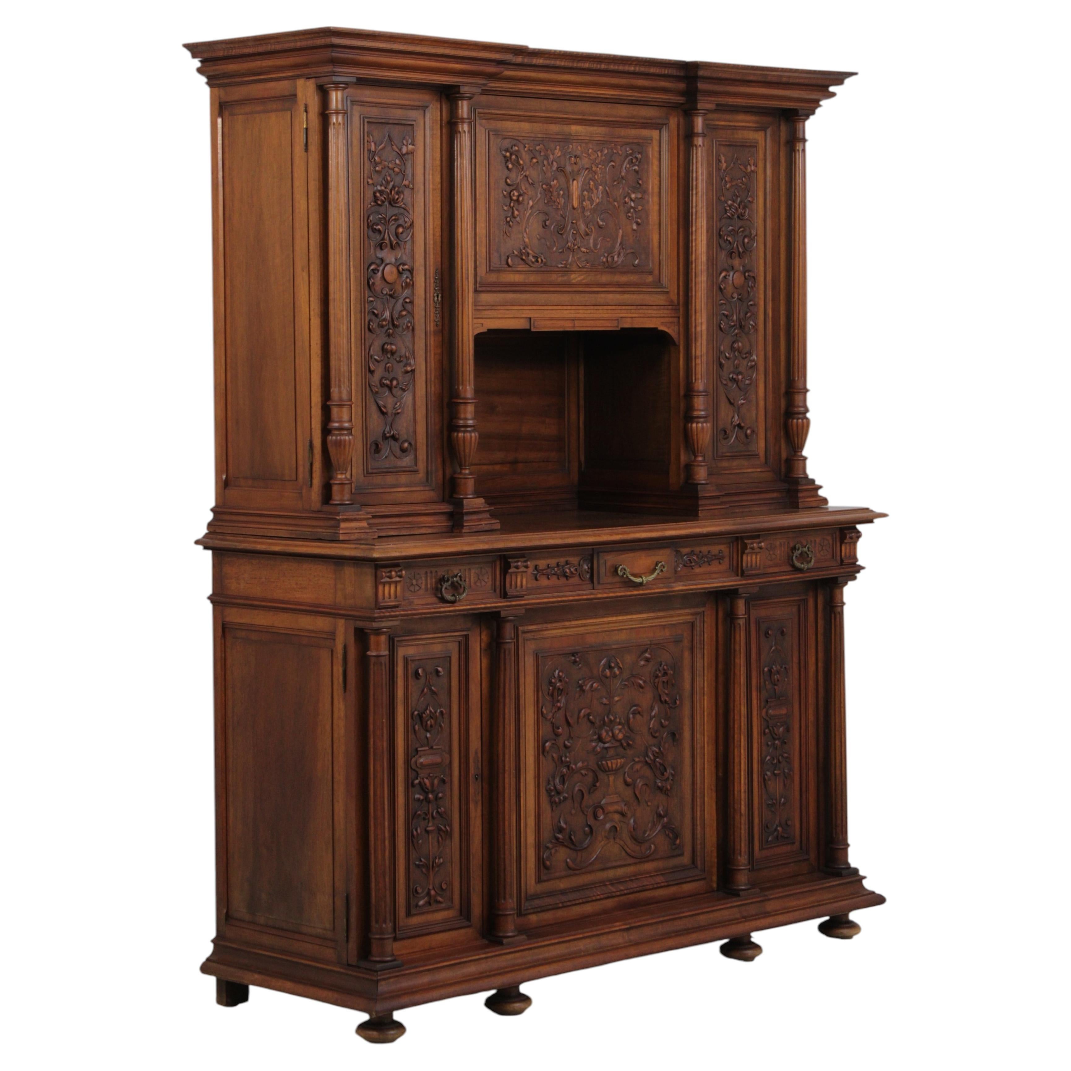 Armoire de style néo-Renaissance française du XIXe siècle, en noyer sculpté, vers les années 1870 en vente
