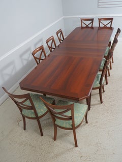 Conjunto italiano de 11 piezas de mesa y sillas de comedor de estilo neoclásico