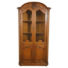 DON ROUSSEAU – Armoire d’angle en noyer, attribuée à un artisan français