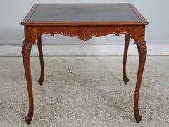 Antiker Tisch im Louis-XV-Stil mit geschnitzter Tischplatte aus Leder und 4 Stühlen