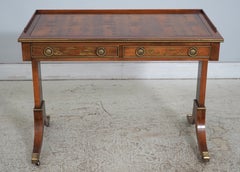 Table de bibliothèque de style Regency « Hekman », en if et noyer, vers 1990
