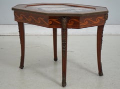 Mesa de centro francesa vintage de estilo Luis XV con tapa de mármol con incrustaciones y motivo de cabeza de carnero, de alrededor de la década de 1930