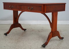 Bureau de rédaction anglais « Bevan Funnell », en bois d'if et cuir, vers les années 1980