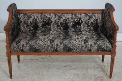 Panca imbottita in stile Luigi XV con struttura in legno intagliato, anni ’80