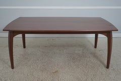 Mid-Century Modern Design Walnut Dining Table with Curved Legs