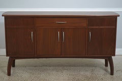 Maßgefertigte Anrichte im Mid-Century-Modern-Stil aus Walnussholz mit geschwungenen Beinen