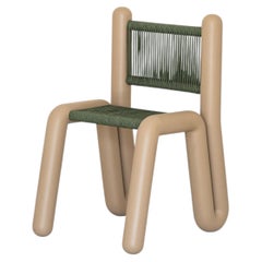 Plier 01 : chaise contemporaine en bois avec cordon tressé à la main, par En Bruto