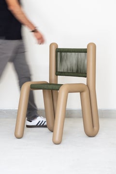 Plier 01 : chaise contemporaine en bois avec cordon tressé à la main, par En Bruto