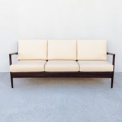 Sofá escultural de tres plazas de estilo «Danish Modern» de Ib Kofod-Larsen Selig, restaurado, con tapizado de cuero