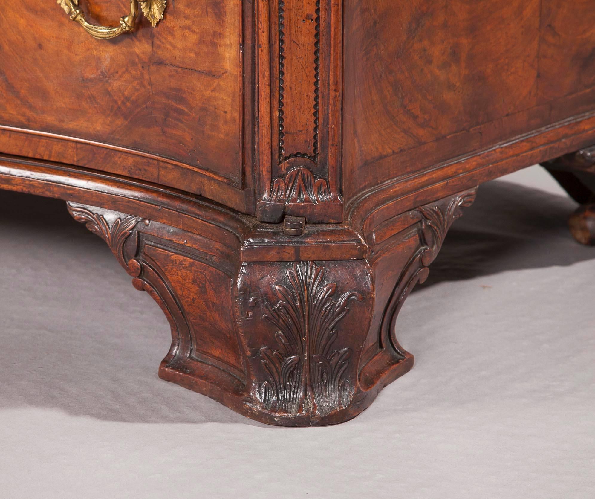 Important George III Figured Walnut Commode In Excellent Condition For Sale In Dublin port, IE