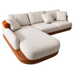 Divano componibile dalle linee scultoree e curve con chaise longue di Sergio Prieto