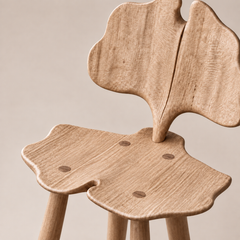Sgabello da bancone Ginkgo in legno massello di eucalipto australiano intagliato a mano