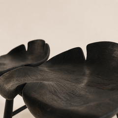 Panchina 2-Bloom in legno massello di eucalipto australiano carbonizzato e intagliato a mano