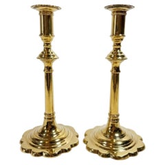 Joli ensemble de deux chandeliers anglais en laiton du XVIIIe siècle, de style Queen Anne, à pied en forme de pétales