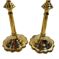 Joli ensemble de deux chandeliers anglais en laiton du XVIIIe siècle, de style Queen Anne, à pied en forme de pétales