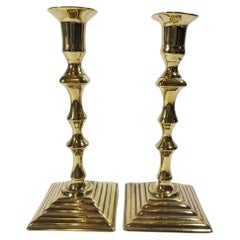 Paire de bougeoirs anglais en laiton du XVIIIe siècle, de style Queen Anne, à pied carré
