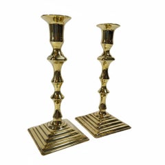 Paire de bougeoirs anglais en laiton du XVIIIe siècle, de style Queen Anne, à pied carré