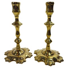 Maravilloso par del siglo XVIII. Candelabros de estilo Queen Anne de latón inglés con base de seis lóbulos